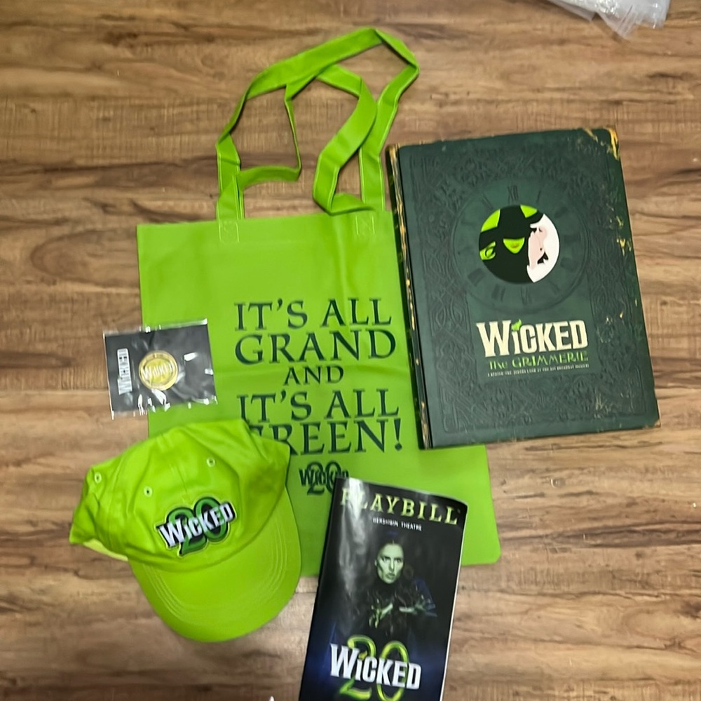 Wicked 20th Anniversary Merch, Green show, includes special edition Playbill